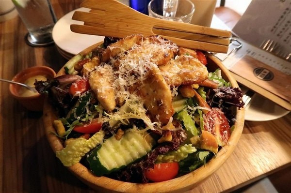 H&W Restaurant and Bar:新店餐酒館 H&W restaurant and bar影片 菜單酒肉大拼盤 手工比薩 超大杯特調假日有駐唱~ H&W Restaurant and Bar:新店餐酒館 H&W restaurant and bar影片 菜單酒肉大拼盤 手工比薩 超大杯特調假日有駐唱~