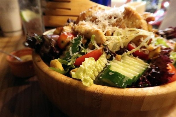 H&W Restaurant and Bar:新店餐酒館 H&W restaurant and bar影片 菜單酒肉大拼盤 手工比薩 超大杯特調假日有駐唱~ H&W Restaurant and Bar:新店餐酒館 H&W restaurant and bar影片 菜單酒肉大拼盤 手工比薩 超大杯特調假日有駐唱~