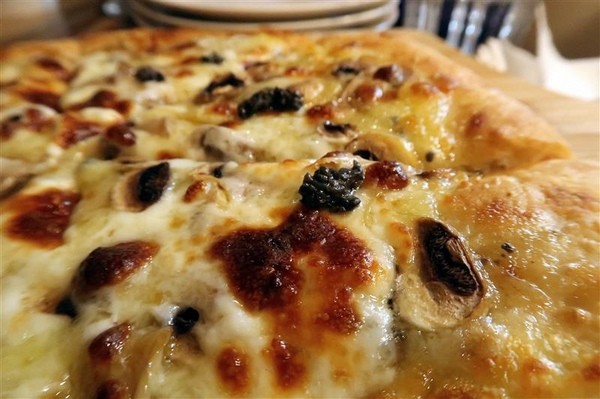 H&W Restaurant and Bar:新店餐酒館 H&W restaurant and bar影片 菜單酒肉大拼盤 手工比薩 超大杯特調假日有駐唱~ H&W Restaurant and Bar:新店餐酒館 H&W restaurant and bar影片 菜單酒肉大拼盤 手工比薩 超大杯特調假日有駐唱~