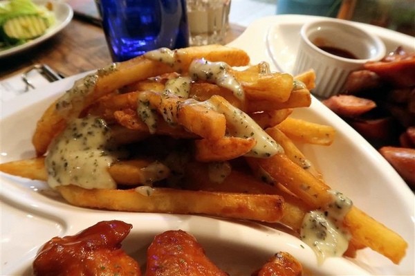 H&W Restaurant and Bar:新店餐酒館 H&W restaurant and bar影片 菜單酒肉大拼盤 手工比薩 超大杯特調假日有駐唱~ H&W Restaurant and Bar:新店餐酒館 H&W restaurant and bar影片 菜單酒肉大拼盤 手工比薩 超大杯特調假日有駐唱~