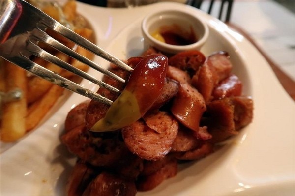 H&W Restaurant and Bar:新店餐酒館 H&W restaurant and bar影片 菜單酒肉大拼盤 手工比薩 超大杯特調假日有駐唱~ H&W Restaurant and Bar:新店餐酒館 H&W restaurant and bar影片 菜單酒肉大拼盤 手工比薩 超大杯特調假日有駐唱~