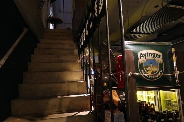 H&W Restaurant and Bar:新店餐酒館 H&W restaurant and bar影片 菜單酒肉大拼盤 手工比薩 超大杯特調假日有駐唱~ H&W Restaurant and Bar:新店餐酒館 H&W restaurant and bar影片 菜單酒肉大拼盤 手工比薩 超大杯特調假日有駐唱~