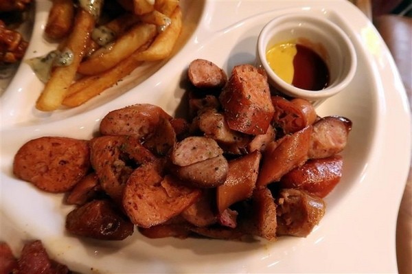 H&W Restaurant and Bar:新店餐酒館 H&W restaurant and bar影片 菜單酒肉大拼盤 手工比薩 超大杯特調假日有駐唱~ H&W Restaurant and Bar:新店餐酒館 H&W restaurant and bar影片 菜單酒肉大拼盤 手工比薩 超大杯特調假日有駐唱~