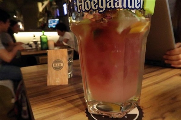 H&W Restaurant and Bar:新店餐酒館 H&W restaurant and bar影片 菜單酒肉大拼盤 手工比薩 超大杯特調假日有駐唱~ H&W Restaurant and Bar:新店餐酒館 H&W restaurant and bar影片 菜單酒肉大拼盤 手工比薩 超大杯特調假日有駐唱~