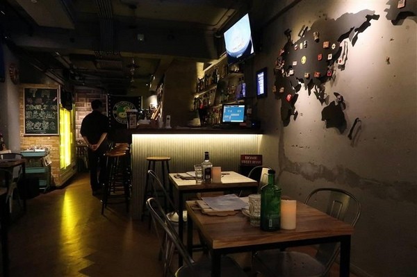 H&W Restaurant and Bar:新店餐酒館 H&W restaurant and bar影片 菜單酒肉大拼盤 手工比薩 超大杯特調假日有駐唱~ H&W Restaurant and Bar:新店餐酒館 H&W restaurant and bar影片 菜單酒肉大拼盤 手工比薩 超大杯特調假日有駐唱~