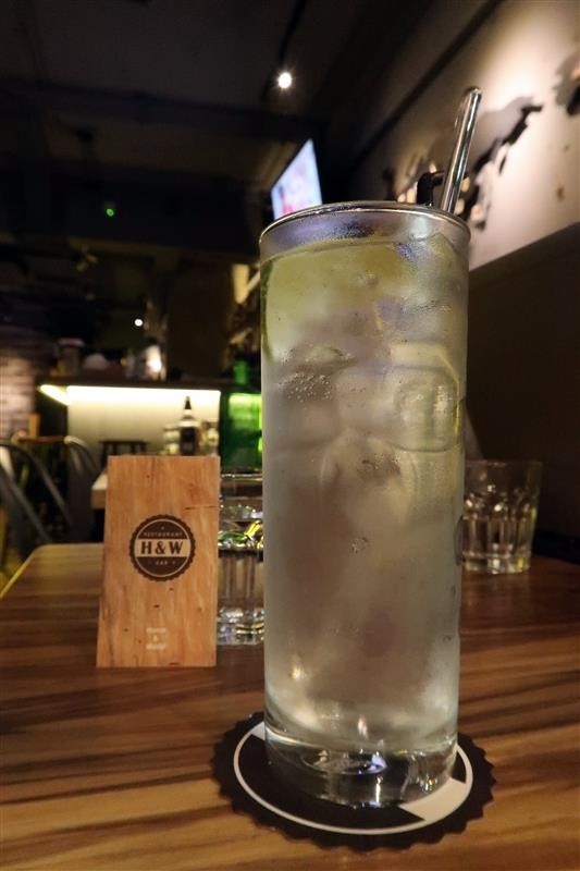 H&W Restaurant and Bar:新店餐酒館 H&W restaurant and bar影片 菜單酒肉大拼盤 手工比薩 超大杯特調假日有駐唱~ H&W Restaurant and Bar:新店餐酒館 H&W restaurant and bar影片 菜單酒肉大拼盤 手工比薩 超大杯特調假日有駐唱~