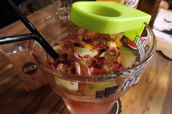 H&W Restaurant and Bar:新店餐酒館 H&W restaurant and bar影片 菜單酒肉大拼盤 手工比薩 超大杯特調假日有駐唱~ H&W Restaurant and Bar:新店餐酒館 H&W restaurant and bar影片 菜單酒肉大拼盤 手工比薩 超大杯特調假日有駐唱~