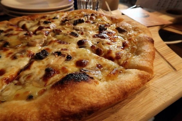 H&W Restaurant and Bar:新店餐酒館 H&W restaurant and bar影片 菜單酒肉大拼盤 手工比薩 超大杯特調假日有駐唱~ H&W Restaurant and Bar:新店餐酒館 H&W restaurant and bar影片 菜單酒肉大拼盤 手工比薩 超大杯特調假日有駐唱~