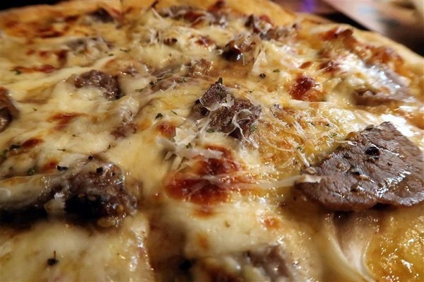 H&W Restaurant and Bar:新店餐酒館 H&W restaurant and bar影片 菜單酒肉大拼盤 手工比薩 超大杯特調假日有駐唱~ H&W Restaurant and Bar:新店餐酒館 H&W restaurant and bar影片 菜單酒肉大拼盤 手工比薩 超大杯特調假日有駐唱~