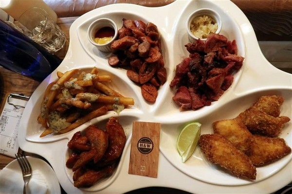 H&W Restaurant and Bar:新店餐酒館 H&W restaurant and bar影片 菜單酒肉大拼盤 手工比薩 超大杯特調假日有駐唱~ H&W Restaurant and Bar:新店餐酒館 H&W restaurant and bar影片 菜單酒肉大拼盤 手工比薩 超大杯特調假日有駐唱~