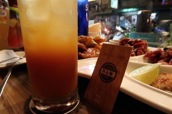 H&W Restaurant and Bar:新店餐酒館 H&W restaurant and bar影片 菜單酒肉大拼盤 手工比薩 超大杯特調假日有駐唱~ H&W Restaurant and Bar:新店餐酒館 H&W restaurant and bar影片 菜單酒肉大拼盤 手工比薩 超大杯特調假日有駐唱~