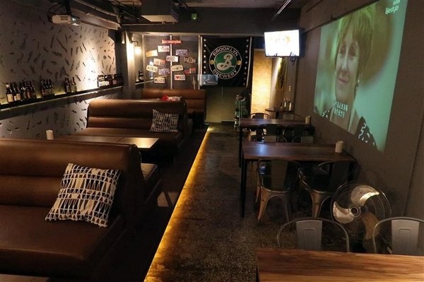 H&W Restaurant and Bar:新店餐酒館 H&W restaurant and bar影片 菜單酒肉大拼盤 手工比薩 超大杯特調假日有駐唱~ H&W Restaurant and Bar:新店餐酒館 H&W restaurant and bar影片 菜單酒肉大拼盤 手工比薩 超大杯特調假日有駐唱~