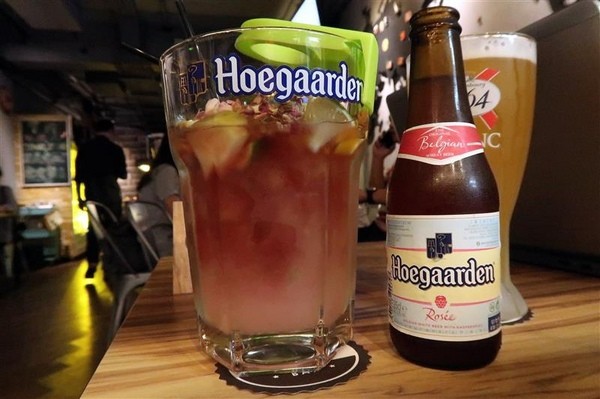 H&W Restaurant and Bar:新店餐酒館 H&W restaurant and bar影片 菜單酒肉大拼盤 手工比薩 超大杯特調假日有駐唱~ H&W Restaurant and Bar:新店餐酒館 H&W restaurant and bar影片 菜單酒肉大拼盤 手工比薩 超大杯特調假日有駐唱~