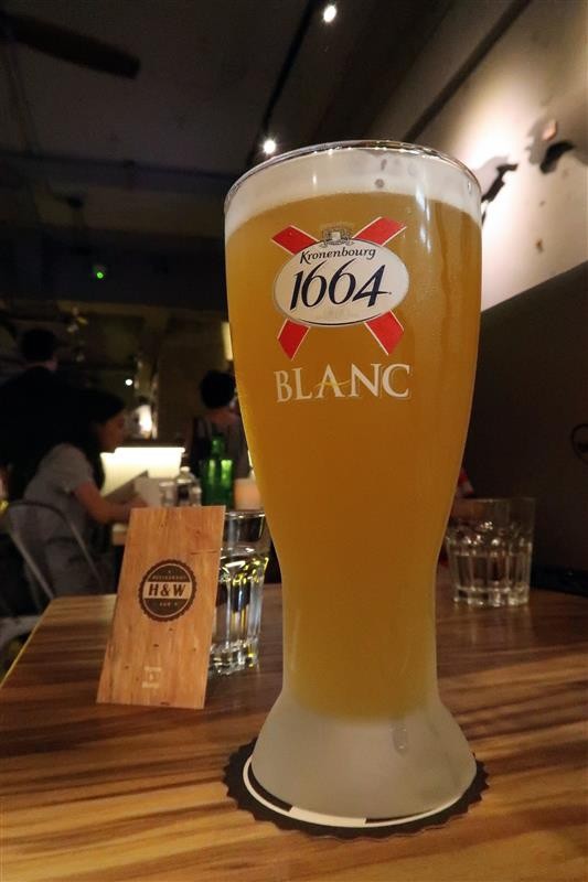 H&W Restaurant and Bar:新店餐酒館 H&W restaurant and bar影片 菜單酒肉大拼盤 手工比薩 超大杯特調假日有駐唱~ H&W Restaurant and Bar:新店餐酒館 H&W restaurant and bar影片 菜單酒肉大拼盤 手工比薩 超大杯特調假日有駐唱~