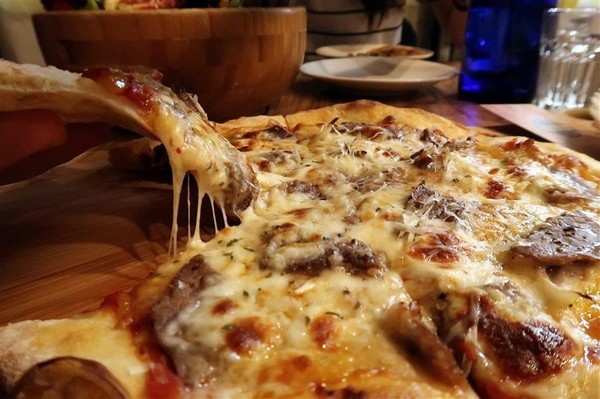 H&W Restaurant and Bar:新店餐酒館 H&W restaurant and bar影片 菜單酒肉大拼盤 手工比薩 超大杯特調假日有駐唱~ H&W Restaurant and Bar:新店餐酒館 H&W restaurant and bar影片 菜單酒肉大拼盤 手工比薩 超大杯特調假日有駐唱~