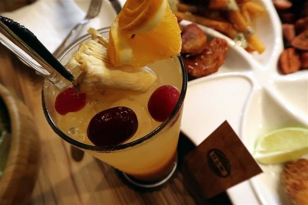 H&W Restaurant and Bar:新店餐酒館 H&W restaurant and bar影片 菜單酒肉大拼盤 手工比薩 超大杯特調假日有駐唱~ H&W Restaurant and Bar:新店餐酒館 H&W restaurant and bar影片 菜單酒肉大拼盤 手工比薩 超大杯特調假日有駐唱~