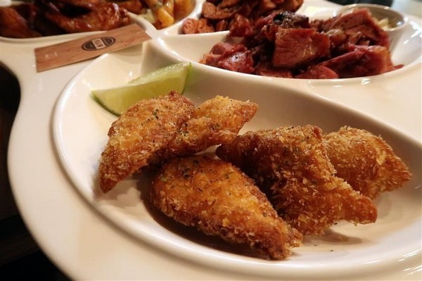 H&W Restaurant and Bar:新店餐酒館 H&W restaurant and bar影片 菜單酒肉大拼盤 手工比薩 超大杯特調假日有駐唱~ H&W Restaurant and Bar:新店餐酒館 H&W restaurant and bar影片 菜單酒肉大拼盤 手工比薩 超大杯特調假日有駐唱~