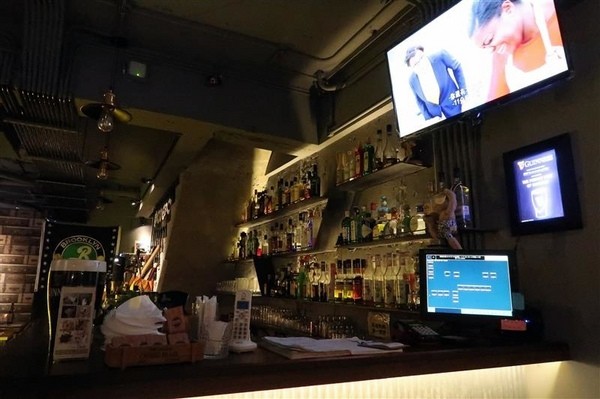 H&W Restaurant and Bar:新店餐酒館 H&W restaurant and bar影片 菜單酒肉大拼盤 手工比薩 超大杯特調假日有駐唱~ H&W Restaurant and Bar:新店餐酒館 H&W restaurant and bar影片 菜單酒肉大拼盤 手工比薩 超大杯特調假日有駐唱~