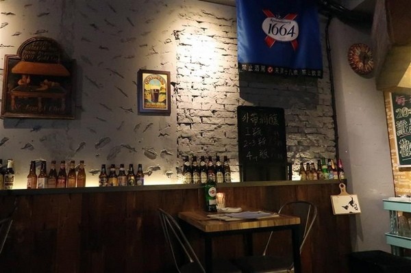 H&W Restaurant and Bar:新店餐酒館 H&W restaurant and bar影片 菜單酒肉大拼盤 手工比薩 超大杯特調假日有駐唱~ H&W Restaurant and Bar:新店餐酒館 H&W restaurant and bar影片 菜單酒肉大拼盤 手工比薩 超大杯特調假日有駐唱~