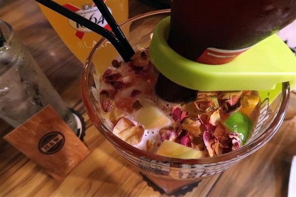 H&W Restaurant and Bar:新店餐酒館 H&W restaurant and bar影片 菜單酒肉大拼盤 手工比薩 超大杯特調假日有駐唱~ H&W Restaurant and Bar:新店餐酒館 H&W restaurant and bar影片 菜單酒肉大拼盤 手工比薩 超大杯特調假日有駐唱~