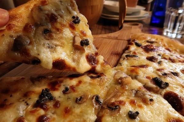 H&W Restaurant and Bar:新店餐酒館 H&W restaurant and bar影片 菜單酒肉大拼盤 手工比薩 超大杯特調假日有駐唱~ H&W Restaurant and Bar:新店餐酒館 H&W restaurant and bar影片 菜單酒肉大拼盤 手工比薩 超大杯特調假日有駐唱~