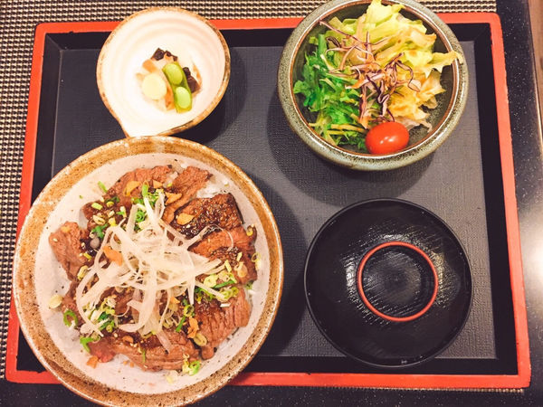 [台北松山美食]新食館 備長炭燒肉丼 關東煮 咖哩 乾淨舒服日式料理 近微風廣場