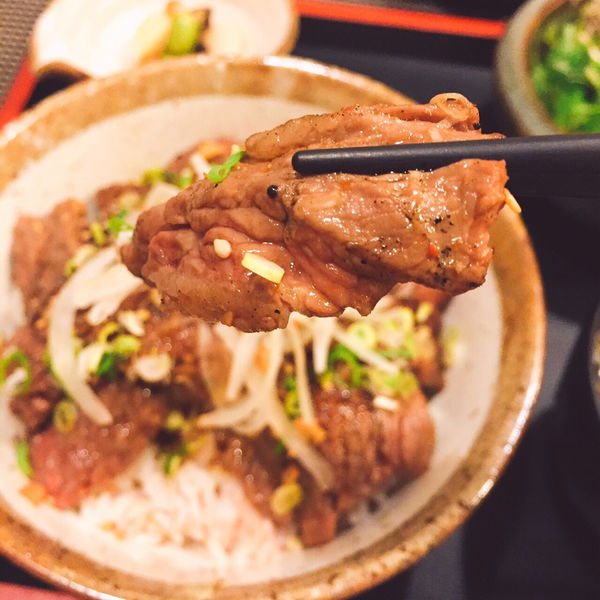 [台北松山美食]新食館 備長炭燒肉丼 關東煮 咖哩 乾淨舒服日式料理 近微風廣場