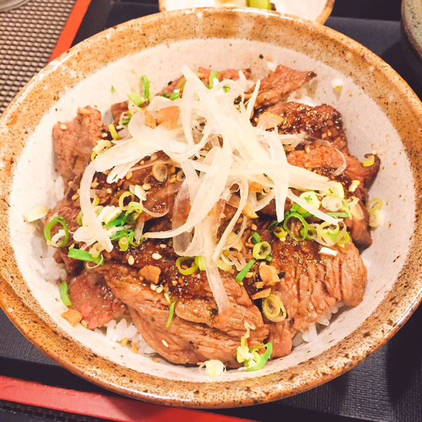 [台北松山美食]新食館 備長炭燒肉丼 關東煮 咖哩 乾淨舒服日式料理 近微風廣場