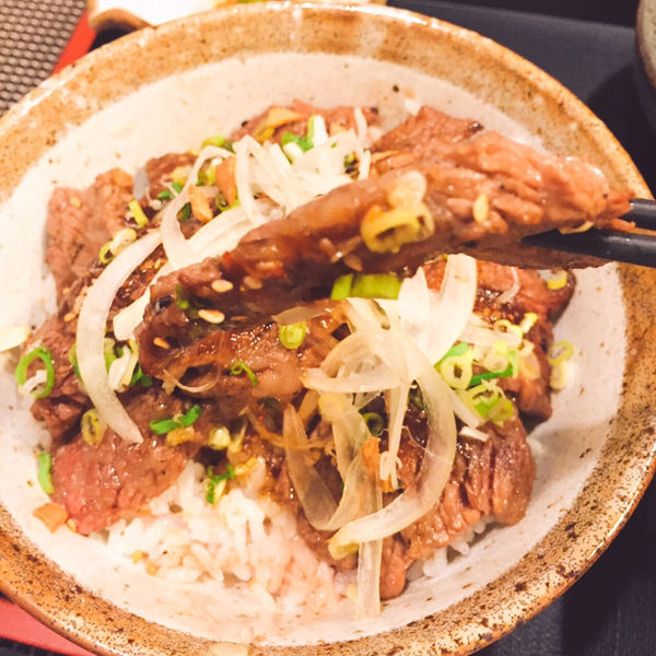 [台北松山美食]新食館 備長炭燒肉丼 關東煮 咖哩 乾淨舒服日式料理 近微風廣場