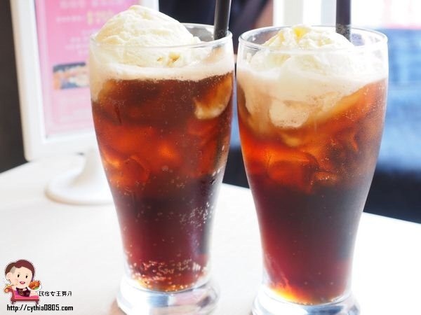 桃園中壢美食-星諾文創咖啡-超逼真的法鬥巧克力冰淇淋來了，怎麼可以吃狗狗~ @民宿女王芽月-美食.旅遊.全台趴趴走