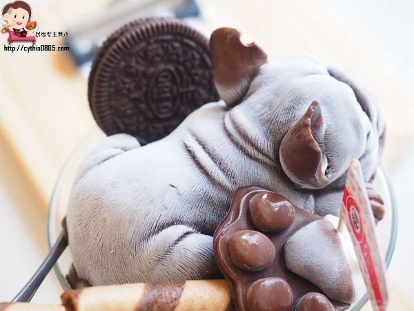 桃園中壢美食-星諾文創咖啡-超逼真的法鬥巧克力冰淇淋來了，怎麼可以吃狗狗~ @民宿女王芽月-美食.旅遊.全台趴趴走