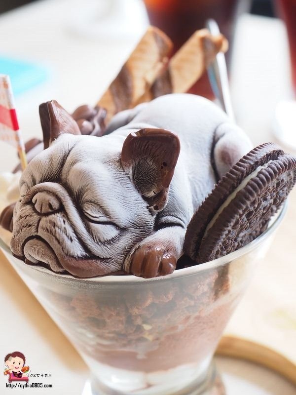 桃園中壢美食-星諾文創咖啡-超逼真的法鬥巧克力冰淇淋來了，怎麼可以吃狗狗~ @民宿女王芽月-美食.旅遊.全台趴趴走