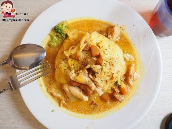 桃園中壢美食-星諾文創咖啡-超逼真的法鬥巧克力冰淇淋來了，怎麼可以吃狗狗~ @民宿女王芽月-美食.旅遊.全台趴趴走