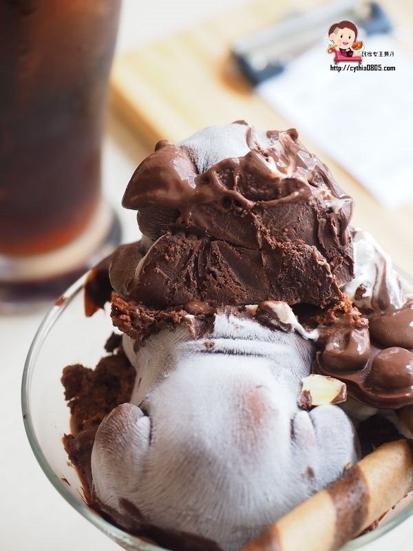 桃園中壢美食-星諾文創咖啡-超逼真的法鬥巧克力冰淇淋來了，怎麼可以吃狗狗~ @民宿女王芽月-美食.旅遊.全台趴趴走