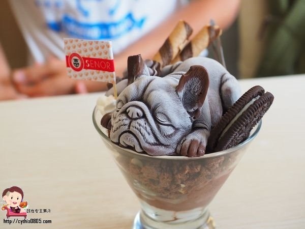 桃園中壢美食-星諾文創咖啡-超逼真的法鬥巧克力冰淇淋來了，怎麼可以吃狗狗~ @民宿女王芽月-美食.旅遊.全台趴趴走