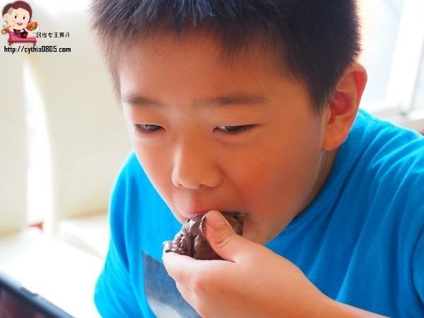 桃園中壢美食-星諾文創咖啡-超逼真的法鬥巧克力冰淇淋來了，怎麼可以吃狗狗~ @民宿女王芽月-美食.旅遊.全台趴趴走