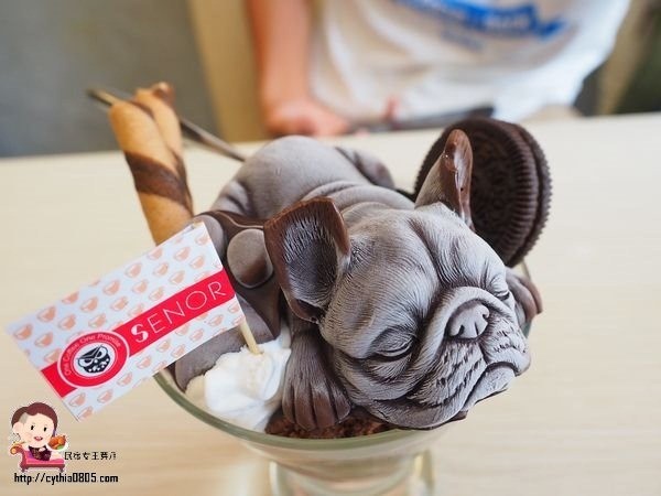 桃園中壢美食-星諾文創咖啡-超逼真的法鬥巧克力冰淇淋來了，怎麼可以吃狗狗~ @民宿女王芽月-美食.旅遊.全台趴趴走