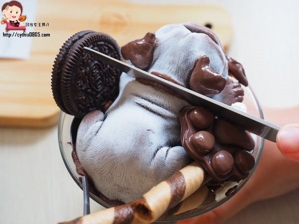 桃園中壢美食-星諾文創咖啡-超逼真的法鬥巧克力冰淇淋來了，怎麼可以吃狗狗~ @民宿女王芽月-美食.旅遊.全台趴趴走