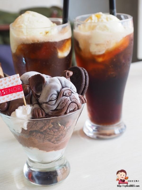 桃園中壢美食-星諾文創咖啡-超逼真的法鬥巧克力冰淇淋來了，怎麼可以吃狗狗~ @民宿女王芽月-美食.旅遊.全台趴趴走