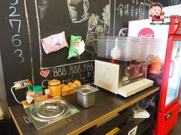 桃園中壢美食-星諾文創咖啡-超逼真的法鬥巧克力冰淇淋來了，怎麼可以吃狗狗~ @民宿女王芽月-美食.旅遊.全台趴趴走