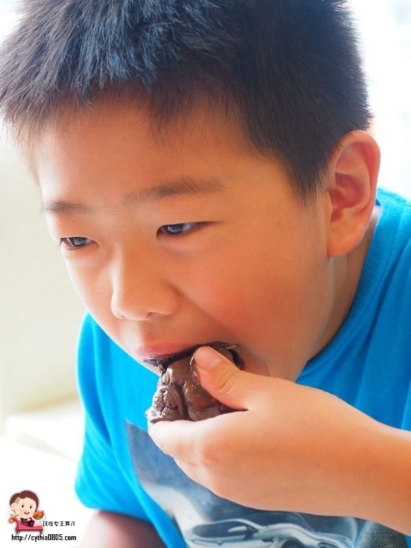 桃園中壢美食-星諾文創咖啡-超逼真的法鬥巧克力冰淇淋來了，怎麼可以吃狗狗~ @民宿女王芽月-美食.旅遊.全台趴趴走