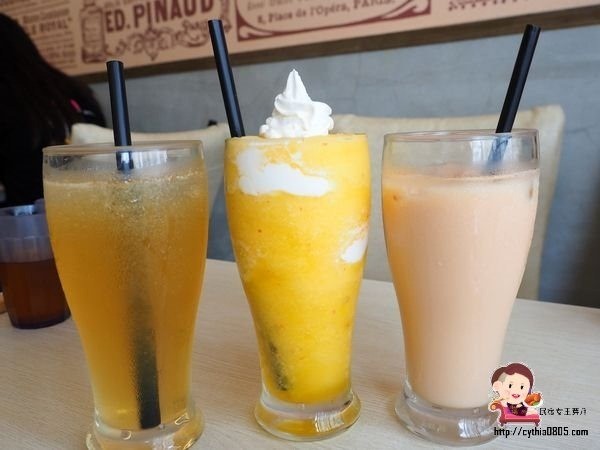 桃園中壢美食-星諾文創咖啡-超逼真的法鬥巧克力冰淇淋來了，怎麼可以吃狗狗~ @民宿女王芽月-美食.旅遊.全台趴趴走