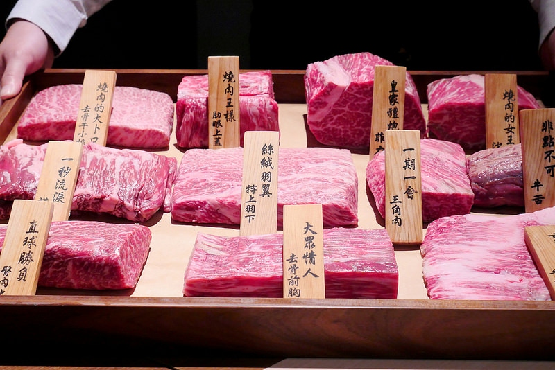 樂軒究極和牛燒肉 :豪華一頭牛燒肉不用到東京!自慢牛一頭盛合全9+黑毛和牛雙人4800元一次吃到厚切牛舌 橫隔膜肉 三角肉 羽下肉 菲力沙朗 無骨牛小排等十種部位