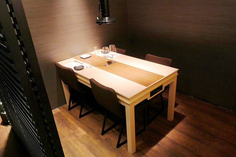 樂軒究極和牛燒肉 :豪華一頭牛燒肉不用到東京!自慢牛一頭盛合全9+黑毛和牛雙人4800元一次吃到厚切牛舌 橫隔膜肉 三角肉 羽下肉 菲力沙朗 無骨牛小排等十種部位