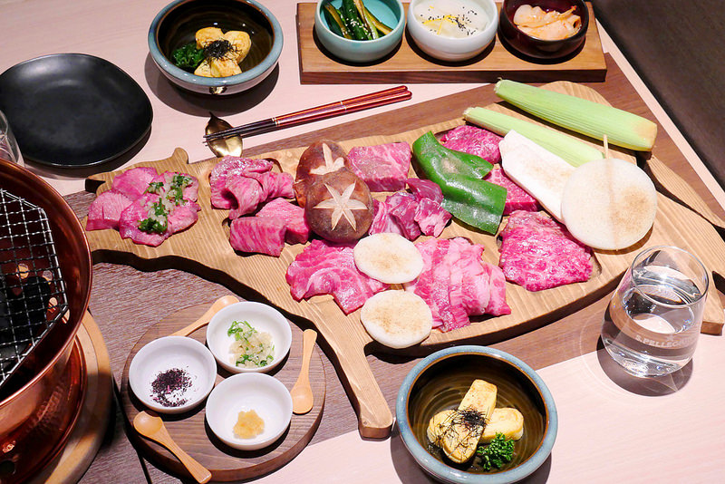 樂軒究極和牛燒肉 :豪華一頭牛燒肉不用到東京!自慢牛一頭盛合全9+黑毛和牛雙人4800元一次吃到厚切牛舌 橫隔膜肉 三角肉 羽下肉 菲力沙朗 無骨牛小排等十種部位