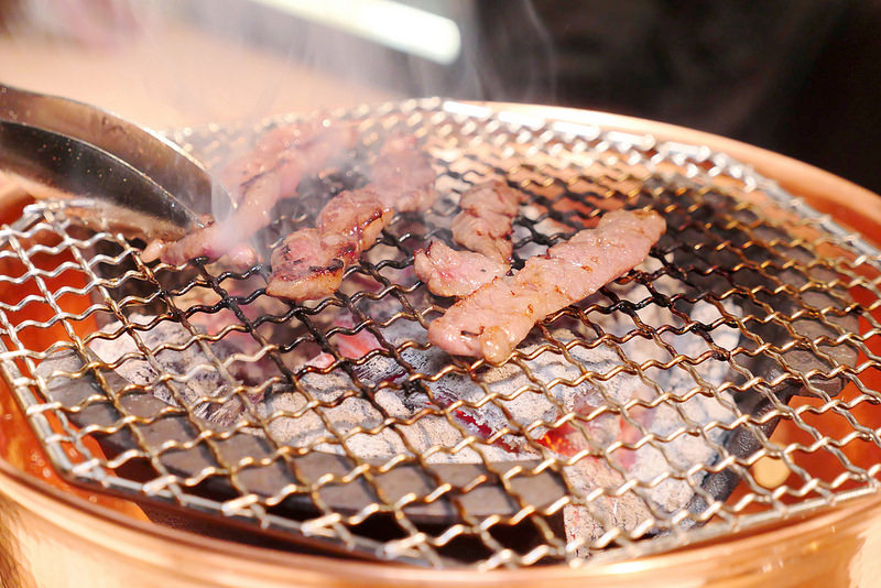 樂軒究極和牛燒肉 :豪華一頭牛燒肉不用到東京!自慢牛一頭盛合全9+黑毛和牛雙人4800元一次吃到厚切牛舌 橫隔膜肉 三角肉 羽下肉 菲力沙朗 無骨牛小排等十種部位