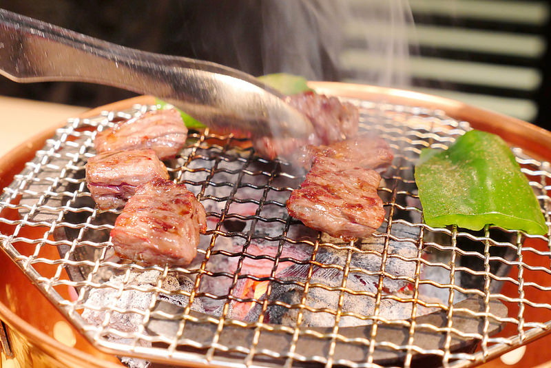 樂軒究極和牛燒肉 :豪華一頭牛燒肉不用到東京!自慢牛一頭盛合全9+黑毛和牛雙人4800元一次吃到厚切牛舌 橫隔膜肉 三角肉 羽下肉 菲力沙朗 無骨牛小排等十種部位