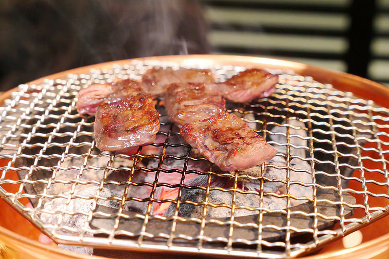 樂軒究極和牛燒肉 :豪華一頭牛燒肉不用到東京!自慢牛一頭盛合全9+黑毛和牛雙人4800元一次吃到厚切牛舌 橫隔膜肉 三角肉 羽下肉 菲力沙朗 無骨牛小排等十種部位