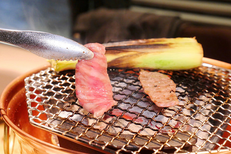 樂軒究極和牛燒肉 :豪華一頭牛燒肉不用到東京!自慢牛一頭盛合全9+黑毛和牛雙人4800元一次吃到厚切牛舌 橫隔膜肉 三角肉 羽下肉 菲力沙朗 無骨牛小排等十種部位