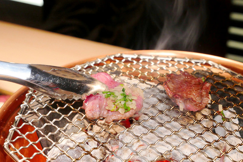 樂軒究極和牛燒肉 :豪華一頭牛燒肉不用到東京!自慢牛一頭盛合全9+黑毛和牛雙人4800元一次吃到厚切牛舌 橫隔膜肉 三角肉 羽下肉 菲力沙朗 無骨牛小排等十種部位